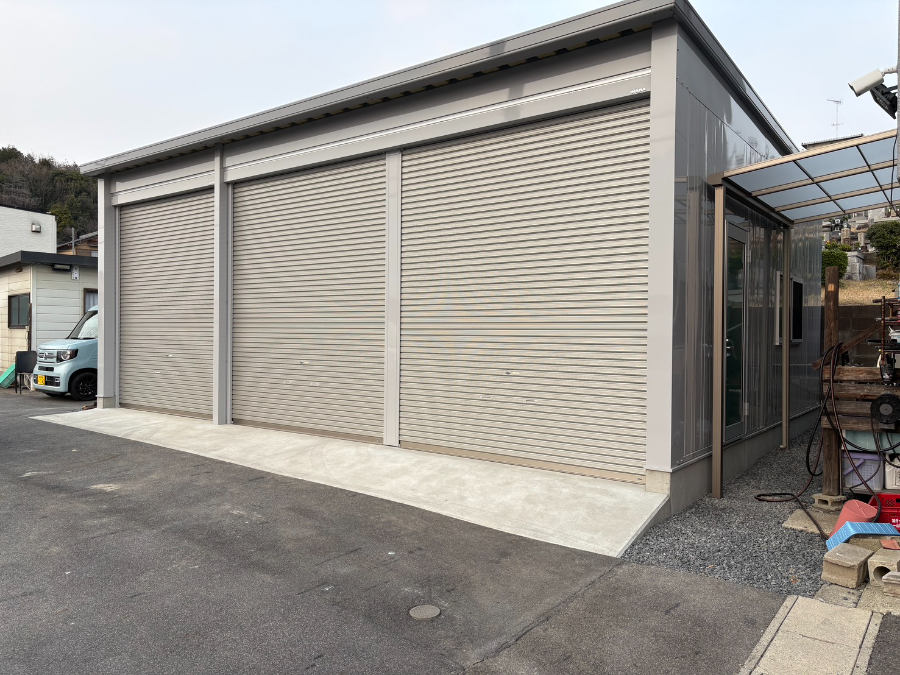 イナバ倉庫　SGN-366GPN-3　3連棟　/　三協アルミ　テラス　レボリューAの写真