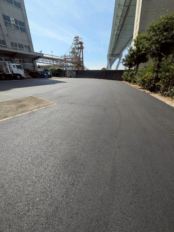 工場内アスファルト舗装工事の写真