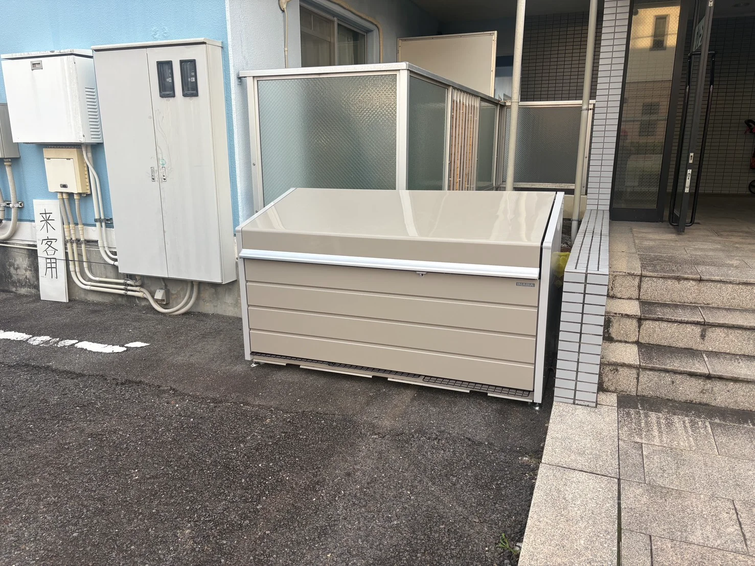 岐阜県各務原市｜集合住宅にイナバ物置9台とダストボックスを設置の施工写真